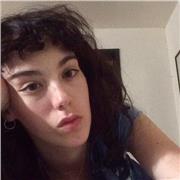 Soy una chica joven recién graduada en la carrera de Estudios Internacionales con conocimientos de literatura, escritura creativa y nivel elevado de inglés a la que le encantan los niños y el proceso de enseñanza. 
Tengo el título de monitora de ocio y ti